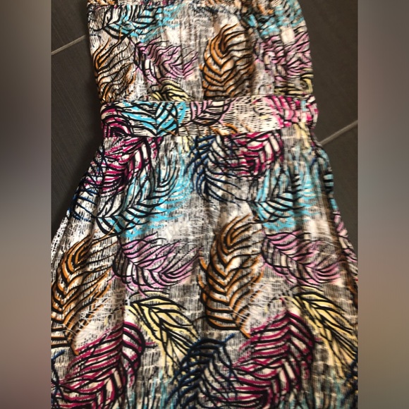 Host Pick! 🤩Colorful Strapless Dress with Leaf Design Size 4 - Picture 2 of 10